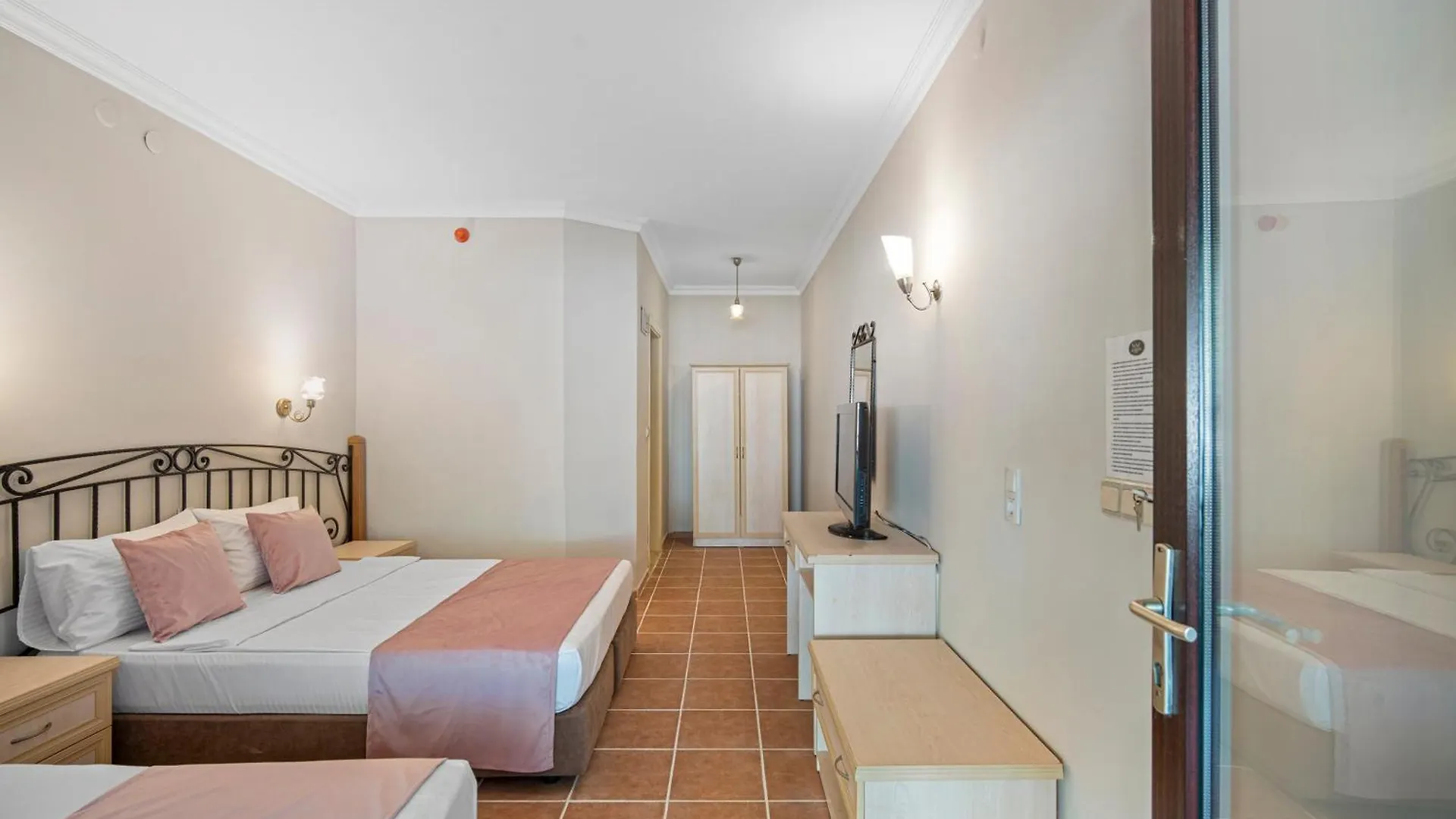 Oda ve Kahvaltı Alados Otel Turgutkoy