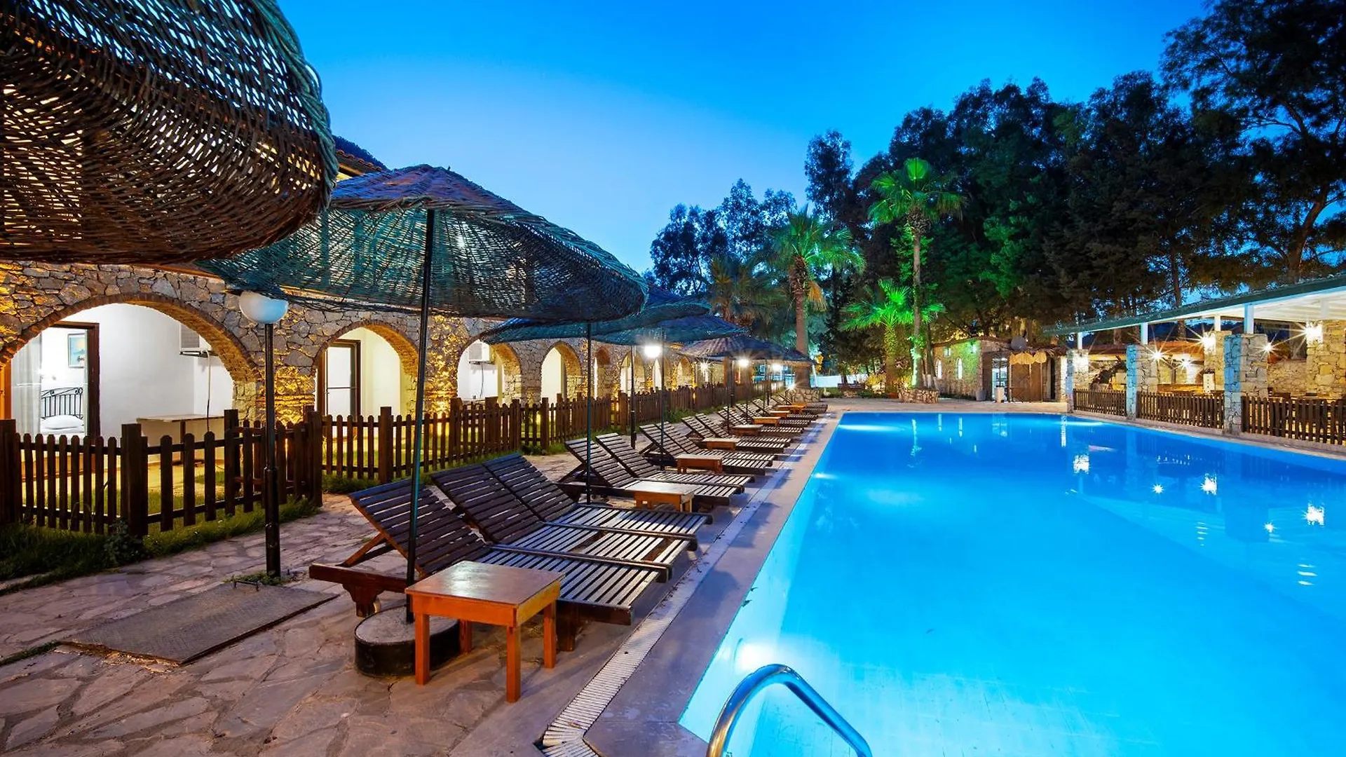 Oda ve Kahvaltı Alados Otel Turgutkoy